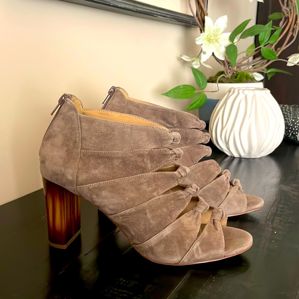 VANELI suede knotted heel sandals w/ glossy heel. Excellent condition, worn once